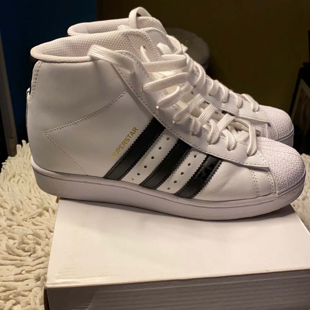- Women’s Wedge Superstar Adidas sneaker size 8 Black
